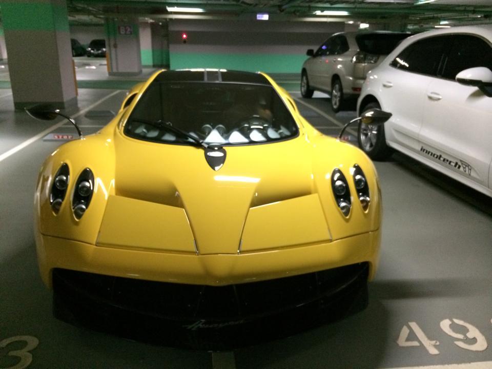 Pagani Huayra in yellow