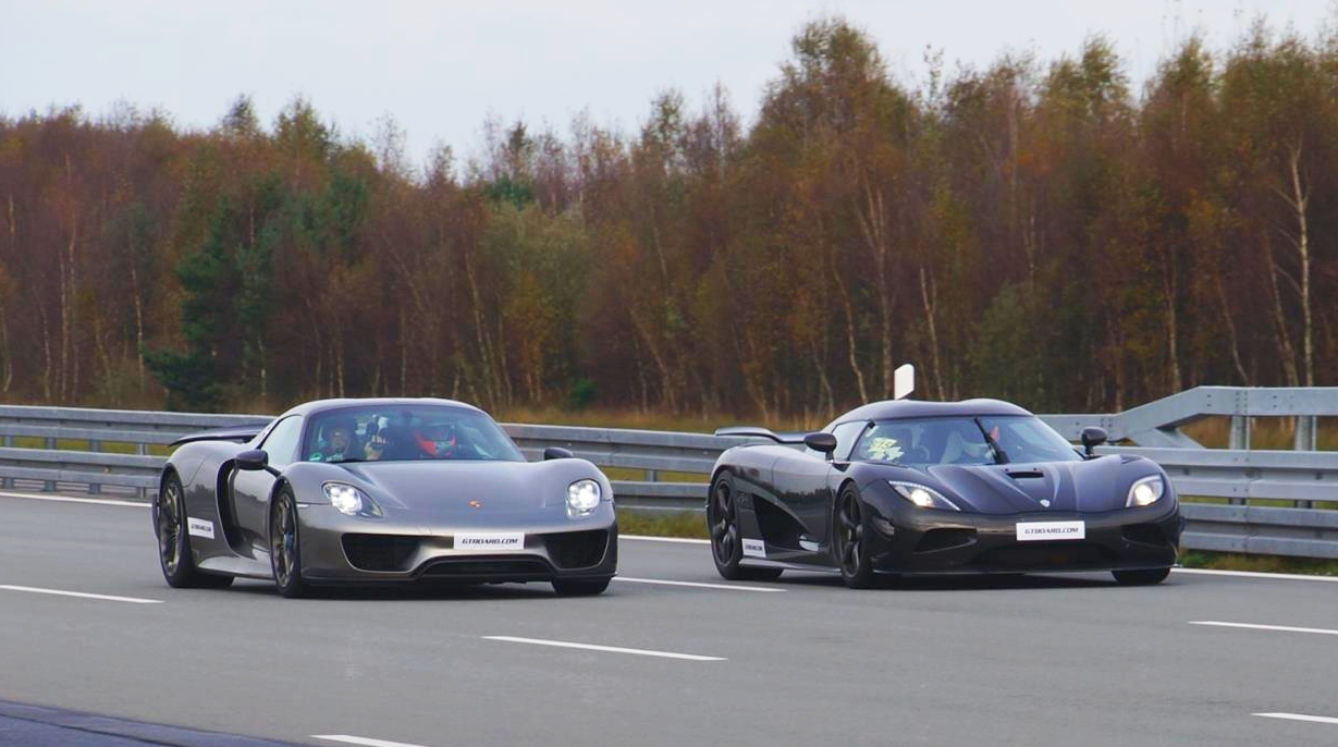 Porsche 918 Spyder vs Koenigsegg Agera R