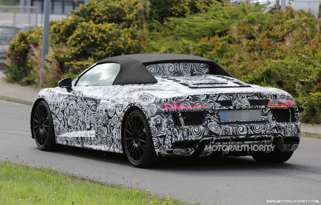 2017 Audi R8 Spyder rear angle image