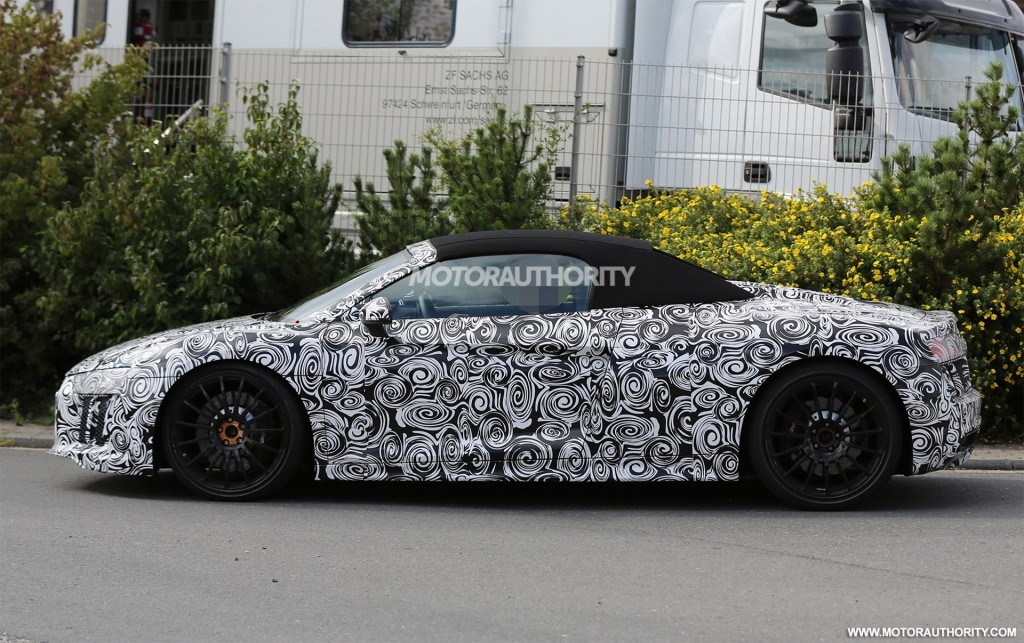 2017 Audi R8 Spyder side angle image