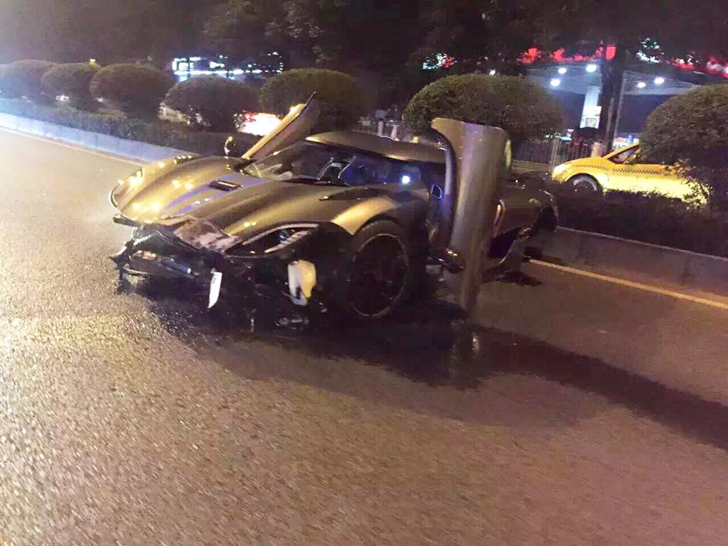 Koenigsegg Agera R Crashes in China