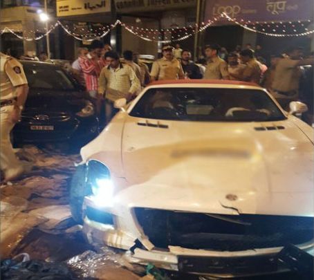 Mercedes-SLS-AMG-Roadster-crashed-in-Mumbai