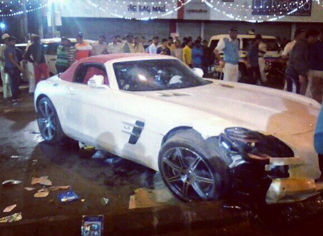 Mercedes-SLS-AMG-Roadster-crashed-in-Mumbai