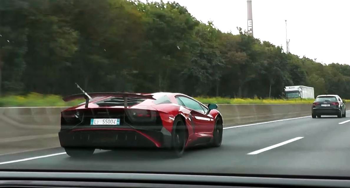 Lamborghini Huracan races Aventador SV on autobahn