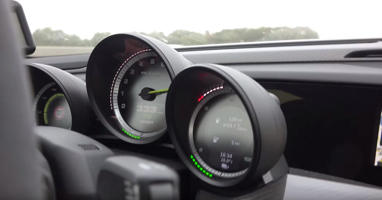 Porsche 918 Chases Down a Koenigsegg Agera R on Autobahn