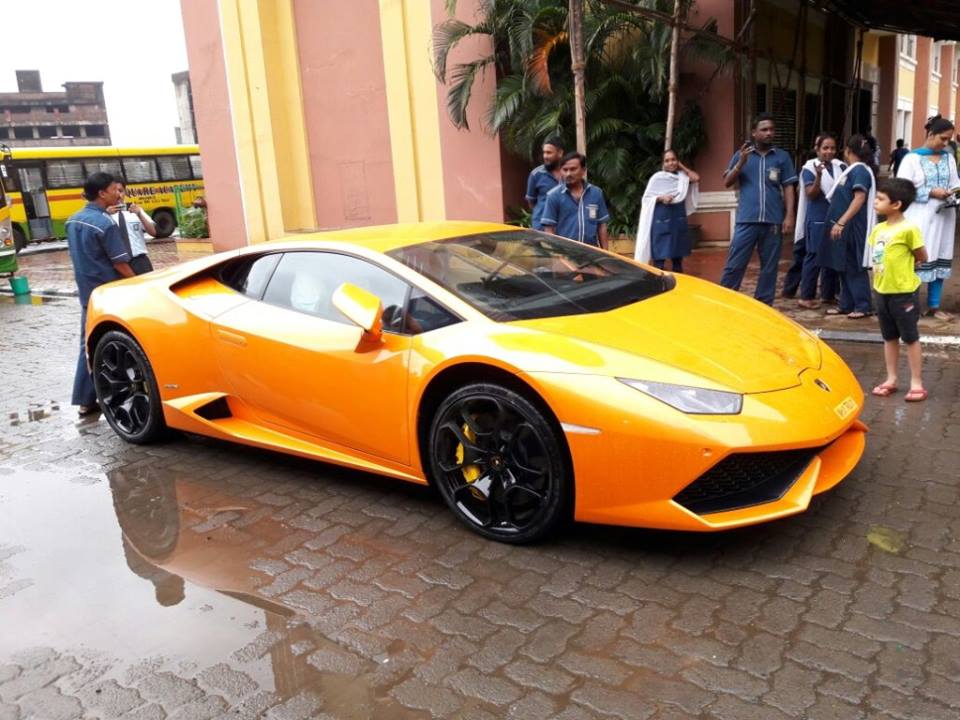 Lamborghini Huracan rams into autorickshaw in Mumbai
