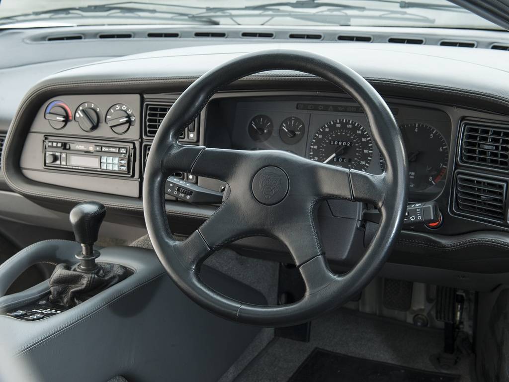 Jaguar XJ220 4