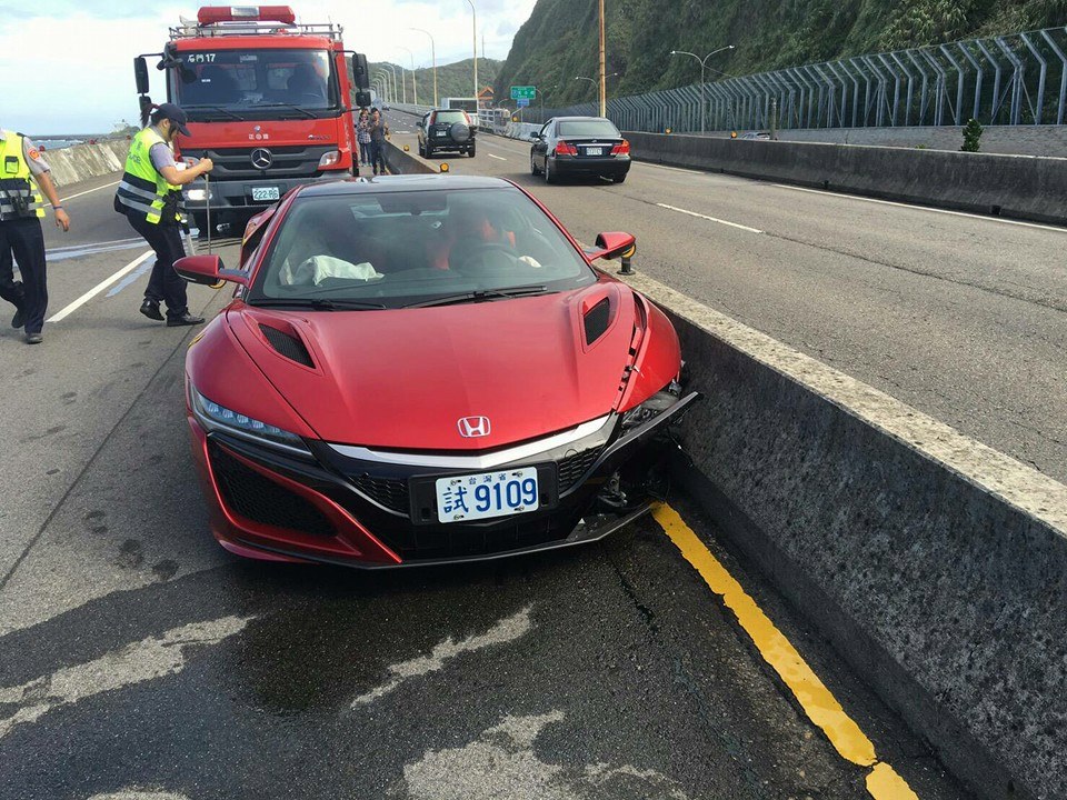 2017-acura-nsx-crashes-in-taiwan