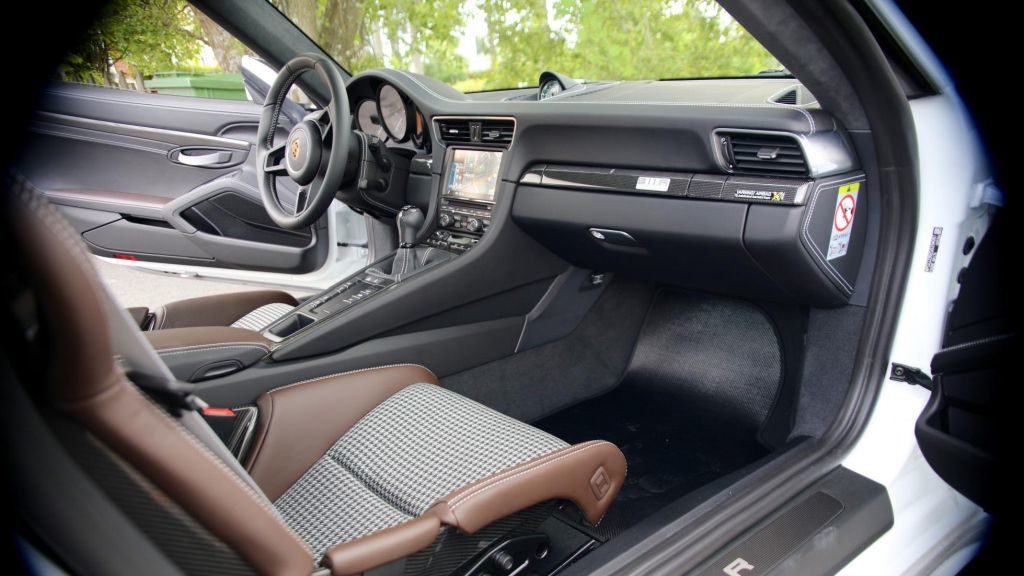 porsche-911r-for-sale-at-bonhams-auction-3