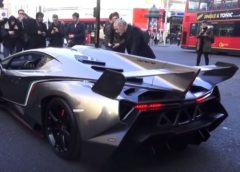 Lamborghini Veneno Arrives at H.R.Owens in London for Christmas