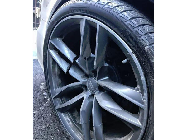 Valentino Rossi crashes his Audi RS6-1