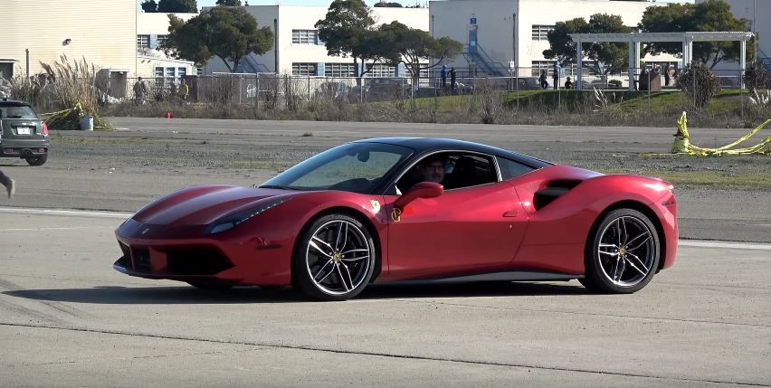 Ferrari 488 GTB skids and destroys its tires