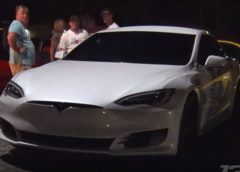 Tesla Model S Smokes a Nitrous Mustang and Nissan GT-R