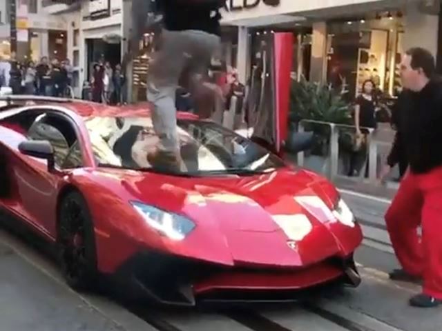 guy-jumps-over-Aventador-SV