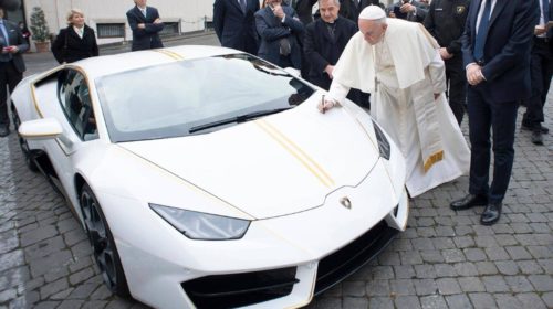 pope-francis-signed-lamborghini-huracan-2