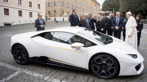 pope-francis-signed-lamborghini-huracan-3
