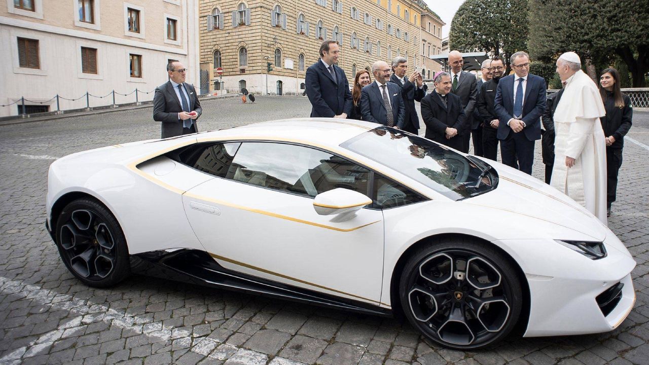 pope-francis-signed-lamborghini-huracan-3