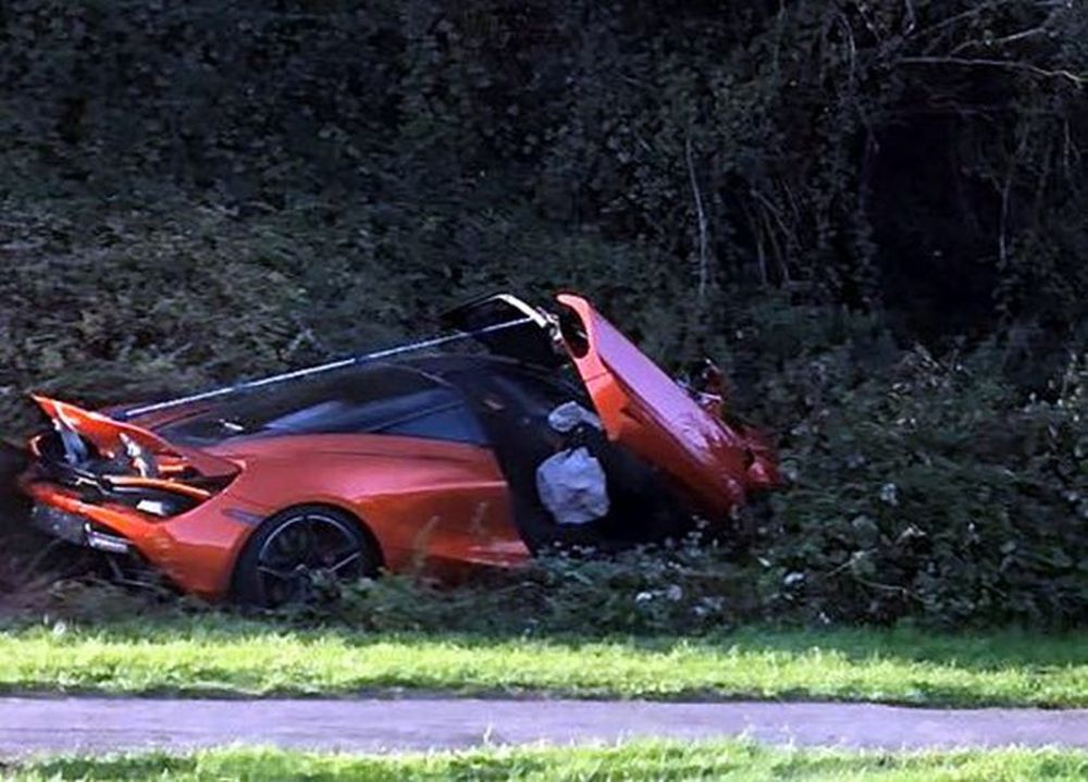 Mclaren 720S Crashes into bushes UK 02
