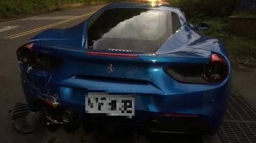Deliveryman-crashes-into-Ferrari-s-in-Taiwan-04