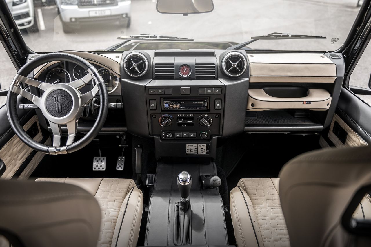 LAND ROVER DEFENDER Flying Huntsman 6x6-4