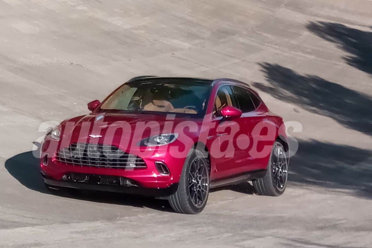 2020 Aston Martin DBX-leaked-spy-images-2