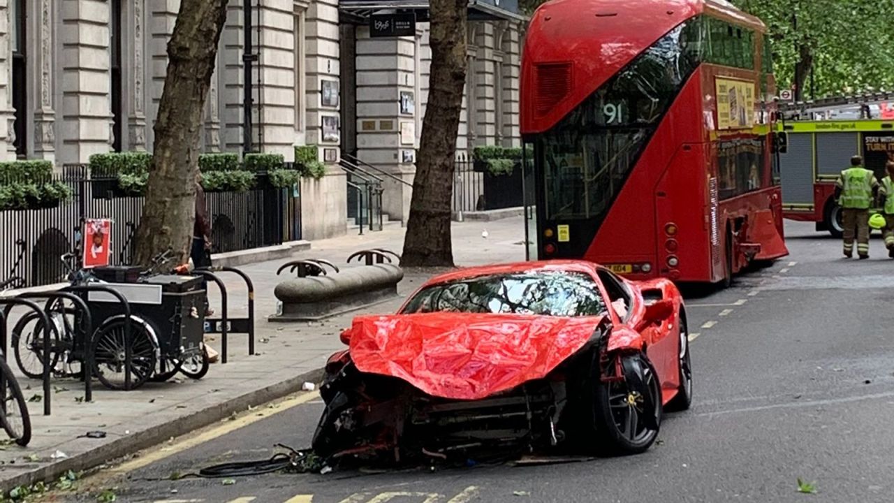 Ferrari 488 GTB crash-London