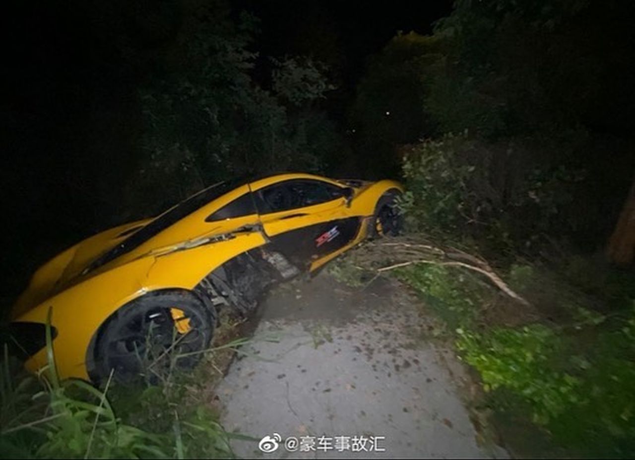 Yellow McLaren P1-Crash-China-2