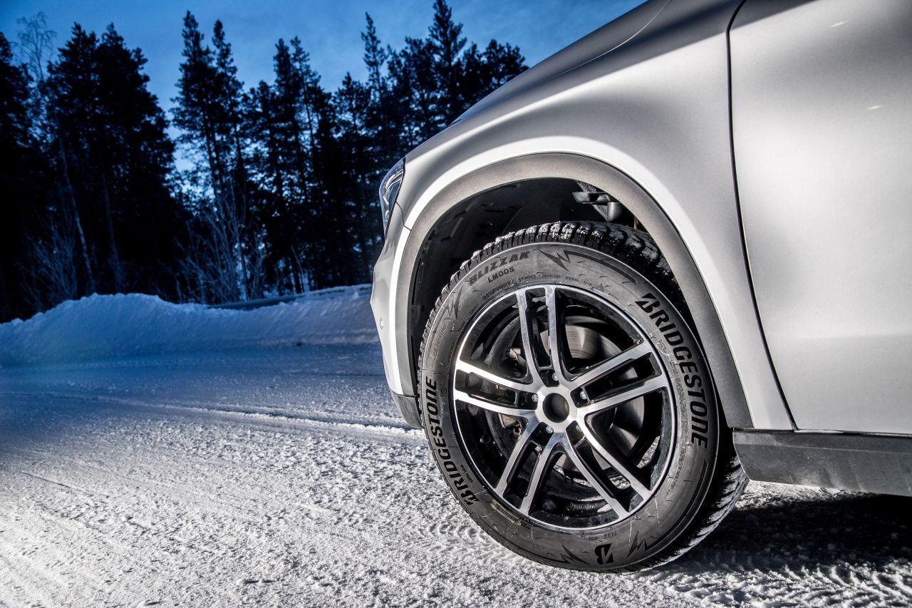 Bridgestone-Blizzak-LM005-18
