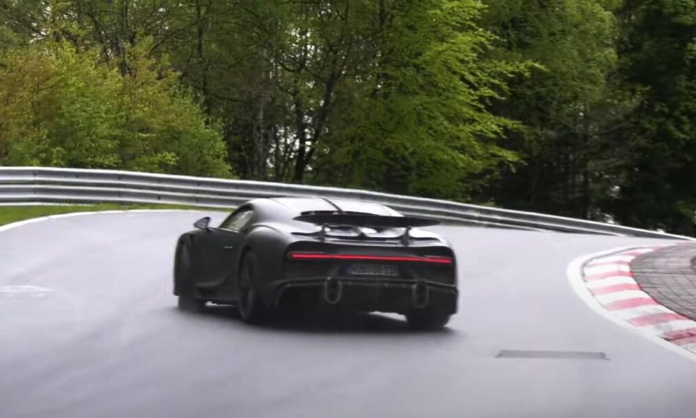 Powersliding a 1600 HP Bugatti Chiron Super Sport 300+