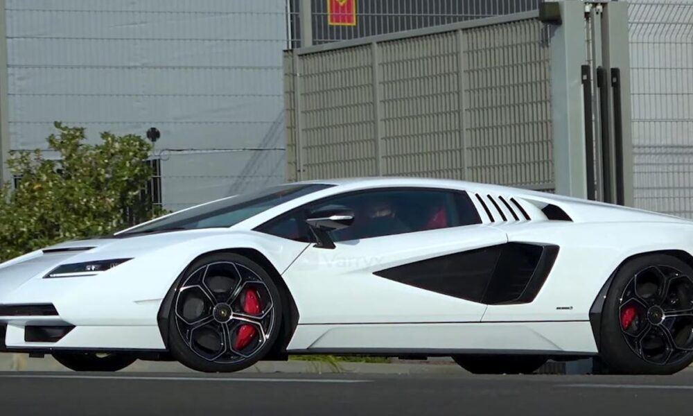 Lamborghini Countach LPI 800-4 spotted on the road for the first time