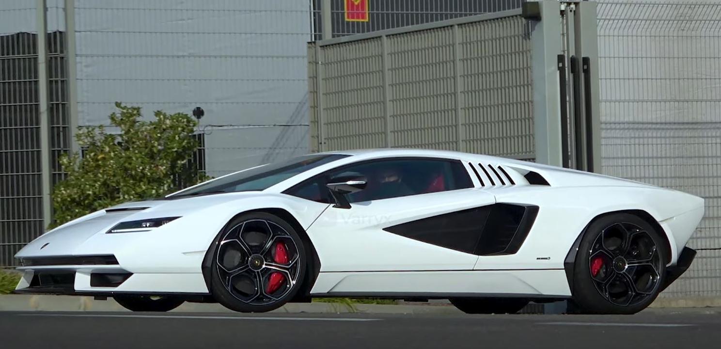 Lamborghini Countach LPI 800-4-spotted in Italy-1