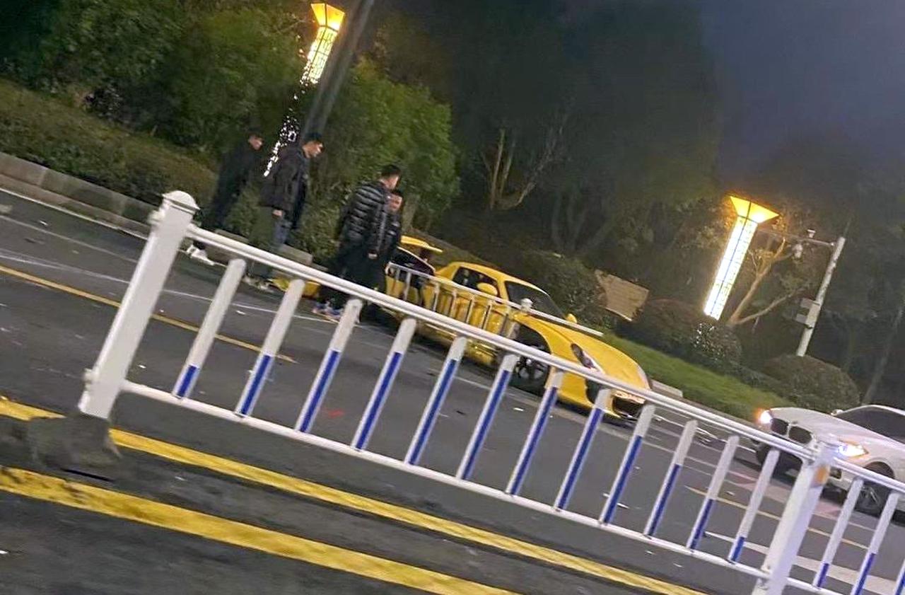 Fayence Yellow Porsche Carrera GT-crash-China