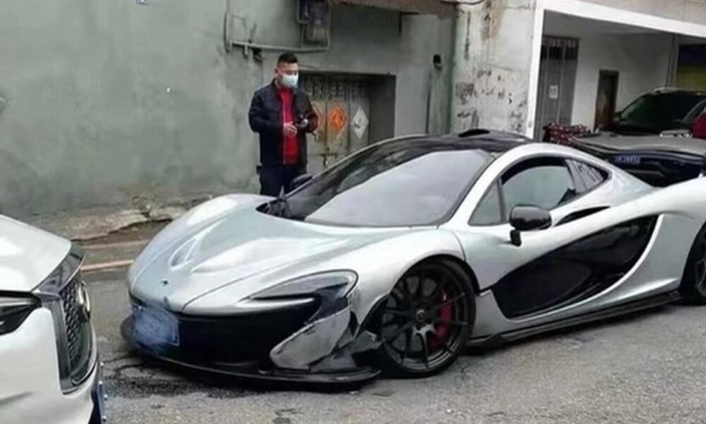 McLaren P1 damaged in a traffic accident in China