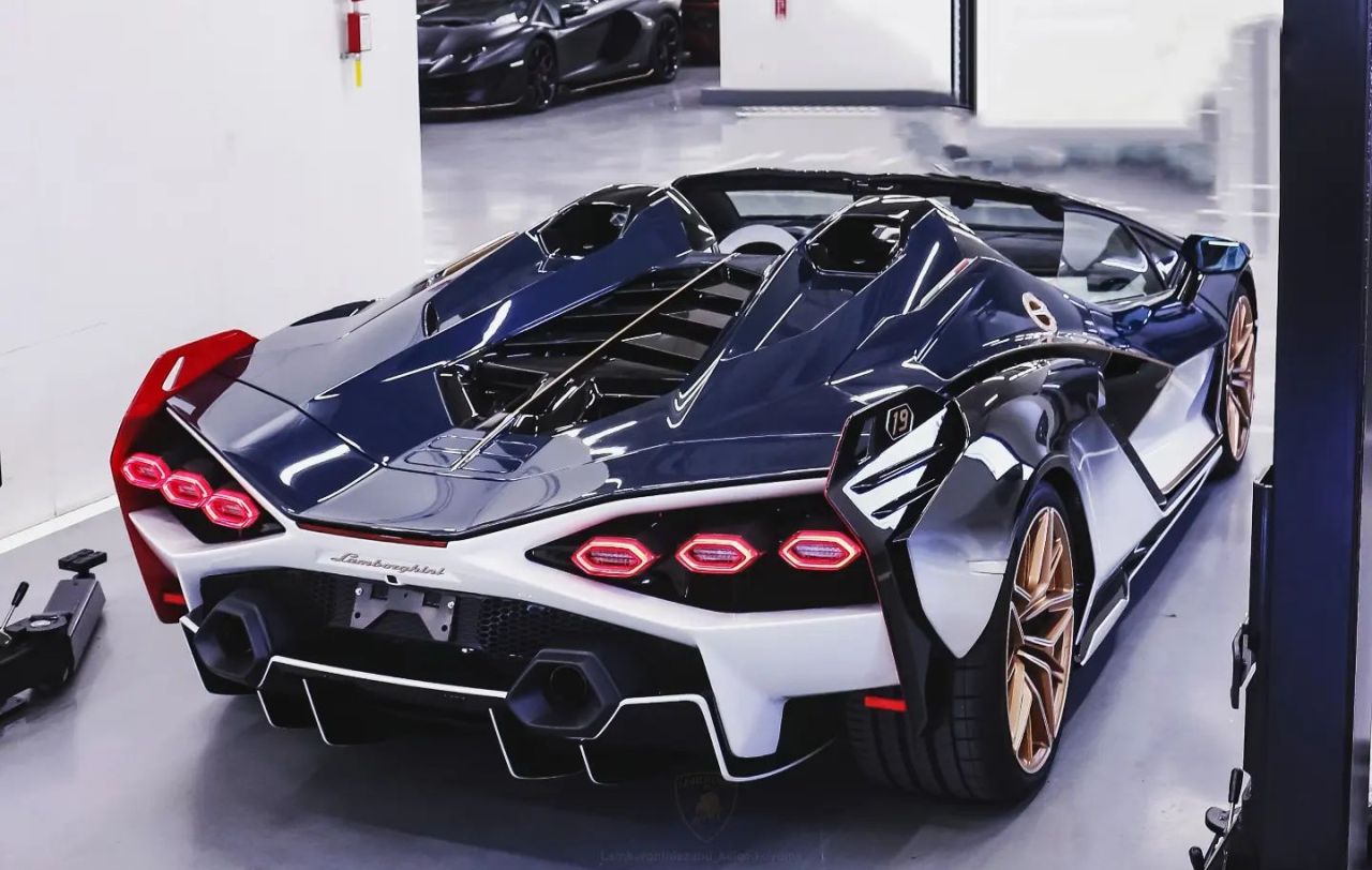 Lamborghini Sian Roadster-dual-tone-Japan-2